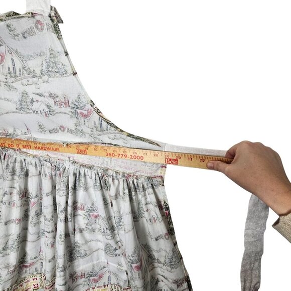Vintage-Inspired Christmas Apron With Festive‎ Holiday Scenes Homemade Ruffles - Picture 6 of 8